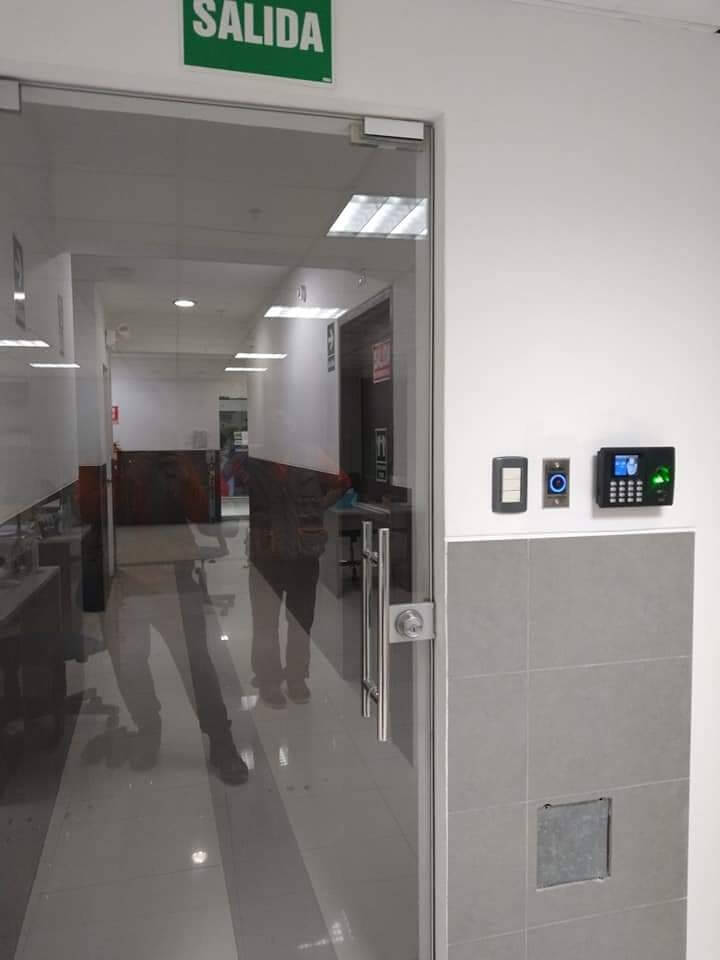 Instalación de control de acceso y asistencia por Electronic Security-MG