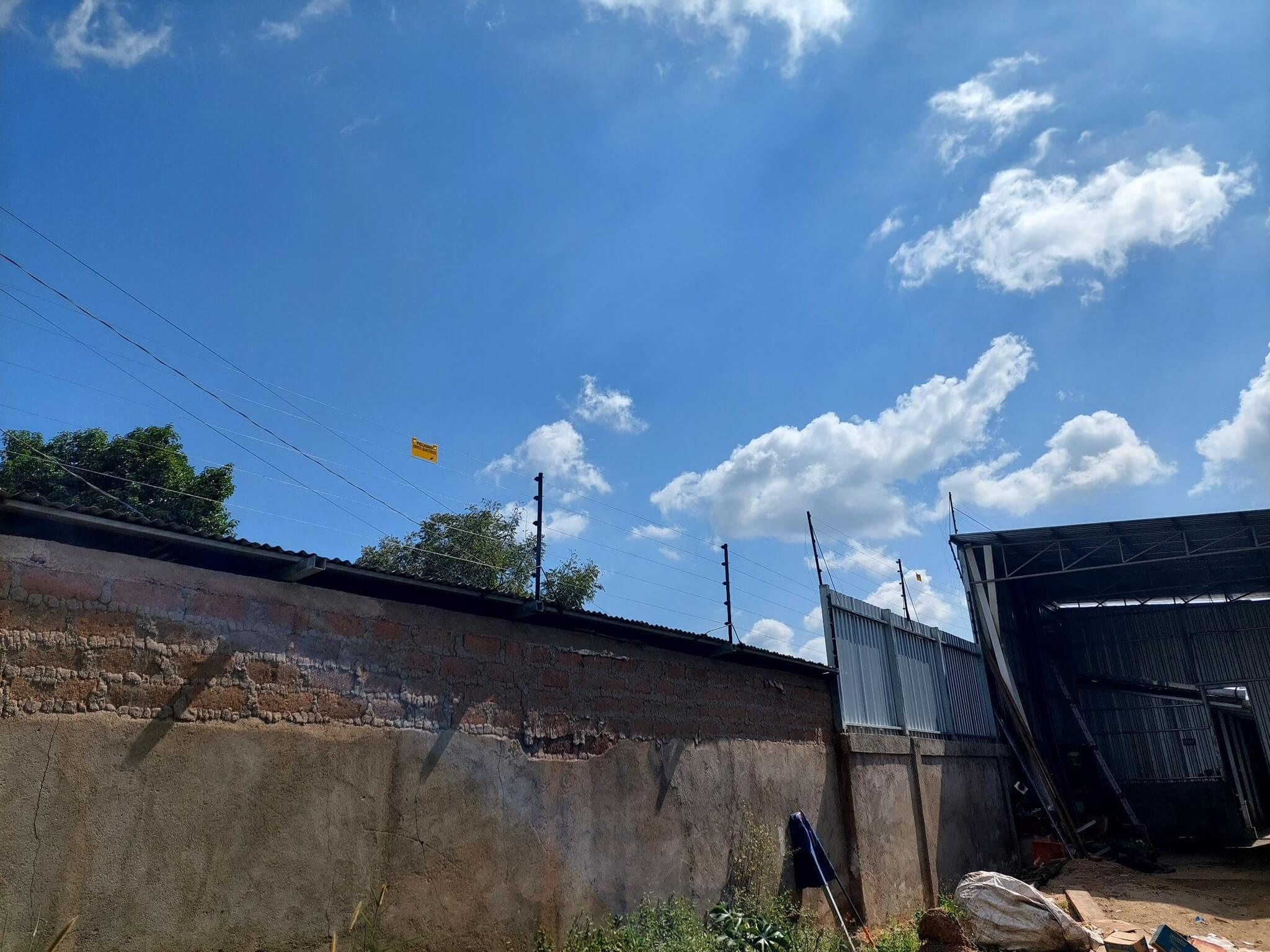 Instalación de cercas eléctricas de 5 y 6 líneas por Electronic Security-MG